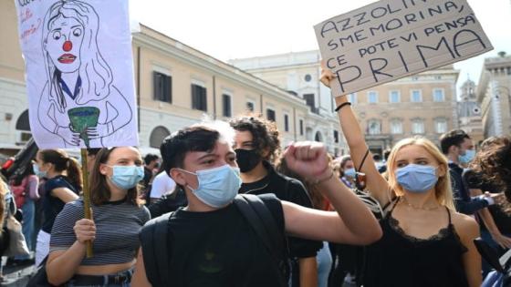Students wearing a face mask take part in a protest on a second day of school strike against the delays and failures of the start of the school year 2020/2021, following the six-month stop due to the lockdown, on September 25, 2020 in downtown Rome, during the COVID-19 pandemic, caused by the novel coronavirus. - Italy, which was hit hard by the first wave of the coronavirus, is today an exception in Europe with a limited number of new cases, a result obtained at the price of strict anti-COVID measures, hailed on September 25, 2020 by the World Health Organization (WHO). (Photo by Vincenzo PINTO / AFP) (Photo by VINCENZO PINTO/AFP via Getty Images)
