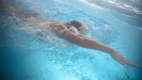 هل السباحة آمنة أثناء جائحة فيروس كورونا؟