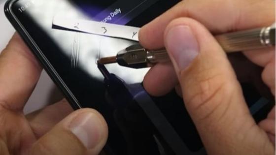تعرض Galaxy Z Fold 2 لاختبار المتانة مما يجعله ساعة محرجة