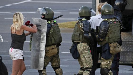 وسائل الإعلام الروسية ترد على قمع الاحتجاجات في بيلاروسيا