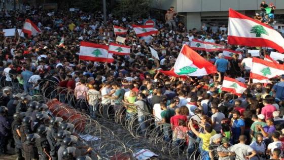 لبنانيون يعتصمون ويحتجون بسبب تردي الأوضاع المعيشية