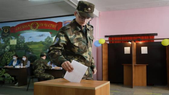 بيلاروسيا القوي يواجه منافسة أنثى في تصويت رئاسي متوتر