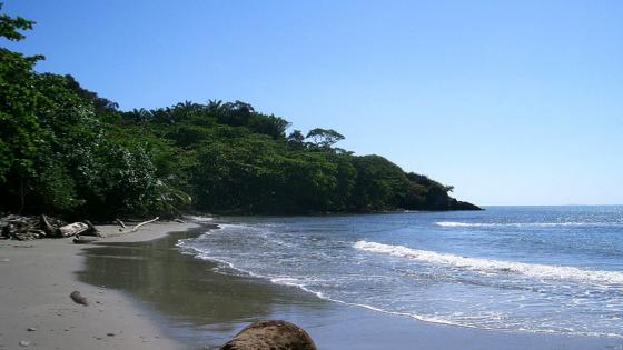 تراكمات قمامة على شاطئ هندوراس الطبيعي
