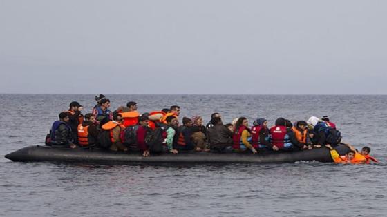 اليونان تعيد المهاجرين في البحر إلى تركيا
