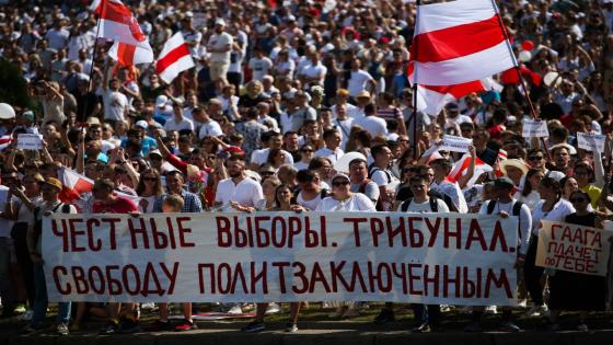المتظاهرون في بيلاروسيا ينظمون مسيرة “تاريخية” فيما يتعهد لوكاشينكو بالبقاء