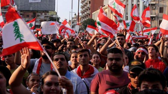 مظاهرات وقطع الطرق في لبنان.. والعملة تنهار