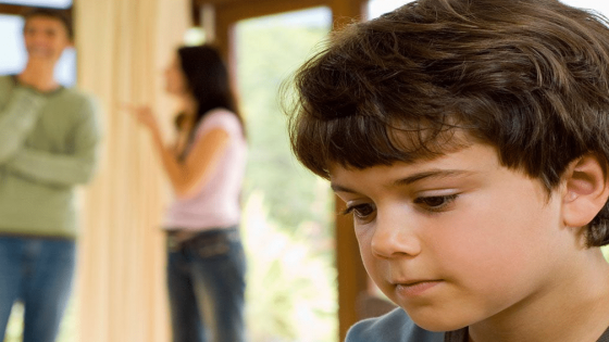 كيفية مساعدة الاطفال في التغلب علي طلاق الوالدين
