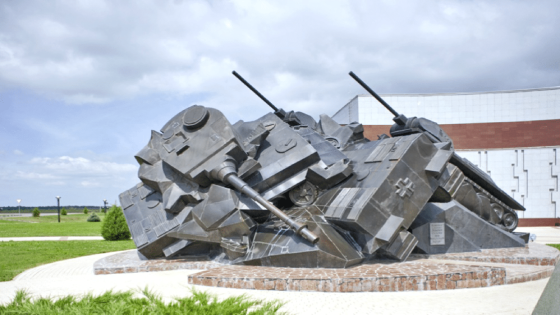 نصب تذكاري في موقع أكبر معركة دبابات