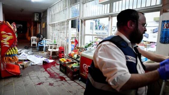 Israeli police officers and rescue forces are seen at the scene of a shooting attack in Bnei Brak, March 29, 2022. Photo by Avshalom Sassoni/Flash90 *** Local Caption *** בני ברק
פיגוע
משטרה
כוחות הצלה
מדא
זקא
גופה
הרוגים
פצועים
טרור
מחבלים