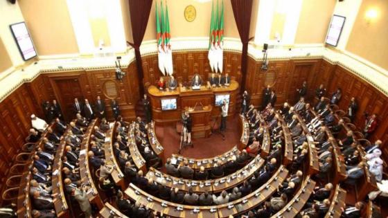 الجزائر.. 6 أحزاب معارضة يدعمون الحراك الشعبي بمقاطعة جلسات البرلمان