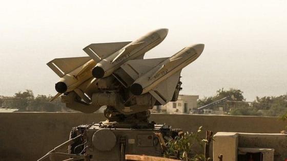 إيران تستعرض قوة الدفاع الجوي لديها وتهدد أعدائها