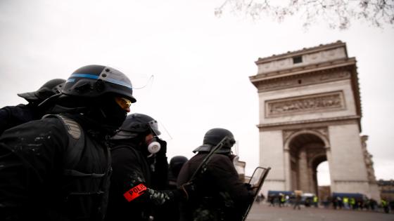 القبض على عشرات المحتجين من «السترات الصفراء» في فرنسا