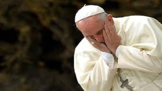 بابا الفاتيكان يلطم وجهه