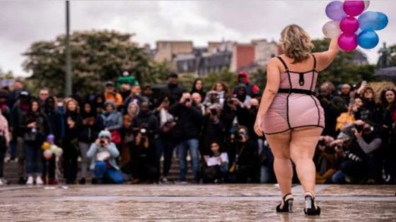 باريس تقيم عرض أزياء إيجابي الجسم من برج إيفل