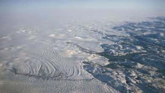 صفيحة جليدية في جرينلاند تضاعف حجم مانهاتن تتكسر في المحيط