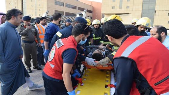 إنقاذ 4 أشخاص في انهيار سور جامعة المعرفة بالرياض
