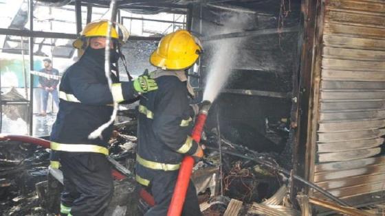 حريق هائل يلتهم سوق للملابس في بغداد