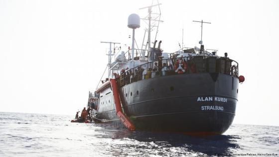 سفينة إنقاذ المهاجرين “آلان كردي” تهرب من أمواج وأرصفة في سردينيا