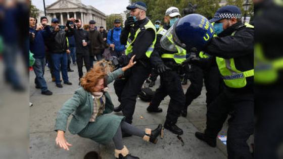 شرطة لندن تضرب امرأة خلال مظاهرة مناهضة للإغلاق