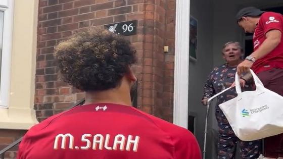 شاهد.. محمد صلاح يفاجئ مسنة بزيارة لمنزلها ضمن جولة لـ ليفربول 