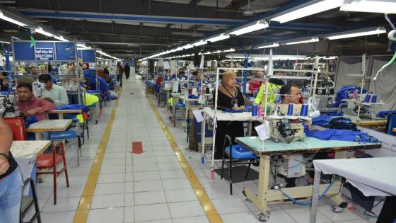 فض إضراب عمال مصنع ملابس