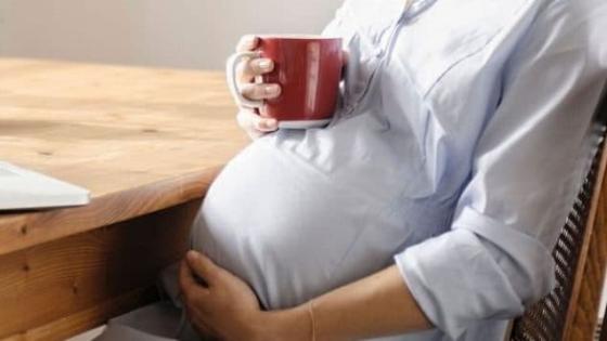 فوائد وأضرار الكافيين أثناء الحمل