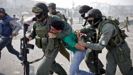 الاحتلال الصهيوني يعتقل شابين فلسطينيين وسط الضفة