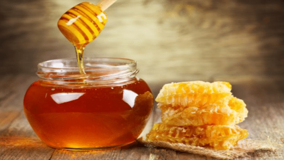 كيف يمكنك الفرق بين العسل الطبيعي والعسل المغشوش
