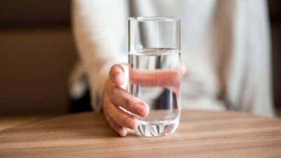 هل يجب شرب الماء بانتظام أم عند الشعور بالعطش